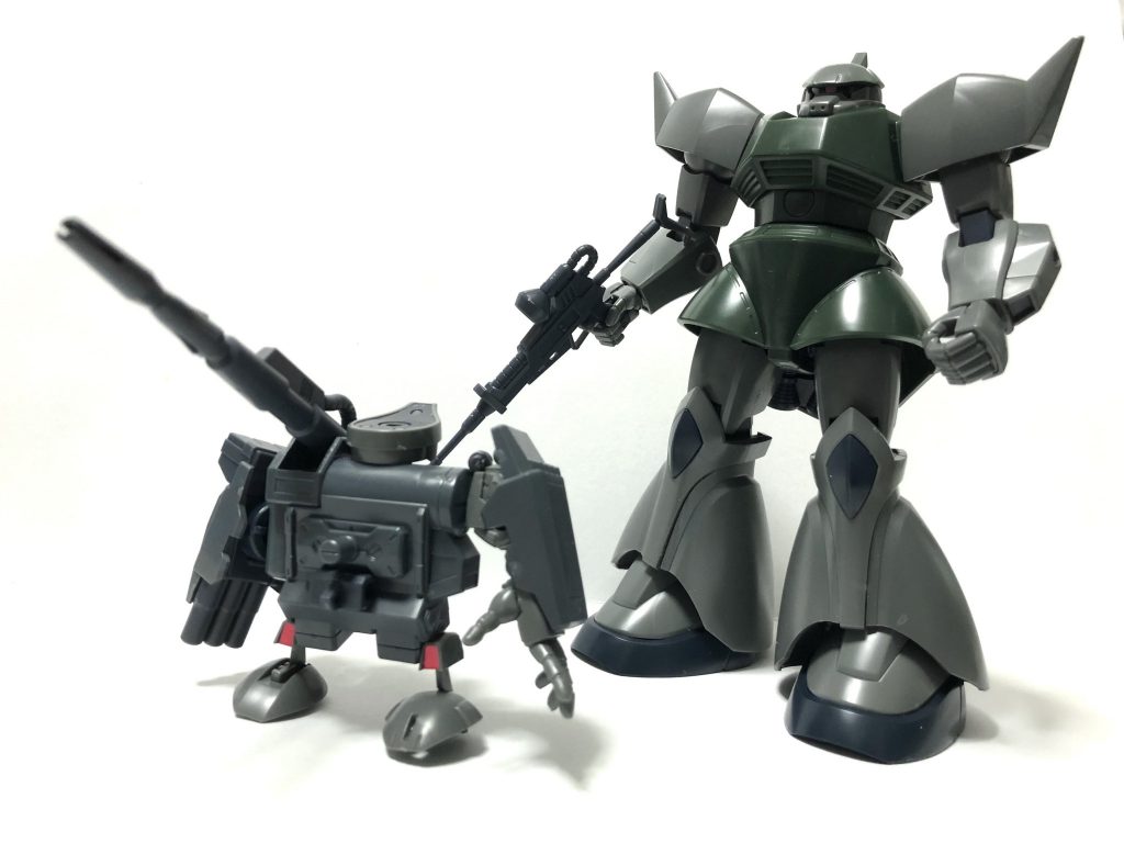 使用するパーツで組み立てた量産型ゲルググと、使用しないパーツで組み立てた後方支援型ロボ。