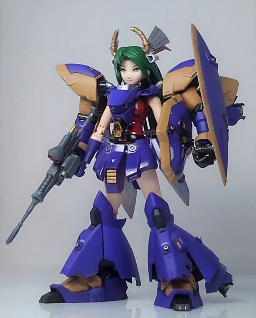 合体しました。HGミスサザビーの腕はデカいのでサブアーム的な接続としました。シーマの手が持っている銃っぽいレーザーガイドと盾に連動してサブアームが動くと言った設定です。