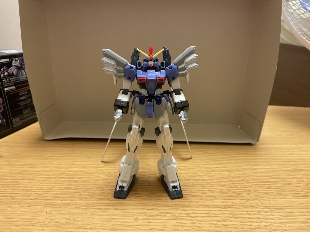 機体名:ガンダムサンドロックカスタム全高:16.5m重量:13.5tチームプリズムによって、強化改修が施されたガンダムサンドロックの改修機。2本の大型曲刀「ヒートショーテル」と、薄紫を基調としたカラーリングが特徴。