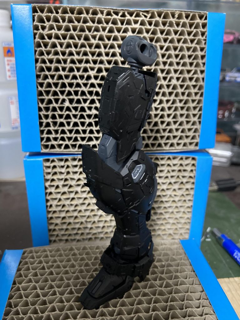 プラ板貼付&サフ吹き後の脚外部装甲は黒立ち上げのグラデーションです