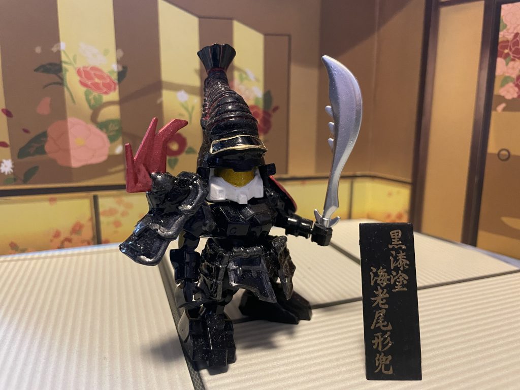 黒漆塗海老尾形。海っぽいので南蛮風の曲刀。左右アシンメトリーが海老っぽいかなと。