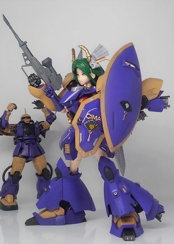 あまり動かせないですね。基本立ちポーズ。髪の毛も干渉するので首が動かせないですね。あ、背中のバーニアユニット外せば良かった、と今気付きましたｗ足は結構動くんでポーズは取れるはずなんですが、首が回らないとどのポーズも決まりませんね。背中のバーニアユニットは要らなかったかな。失敗でした。