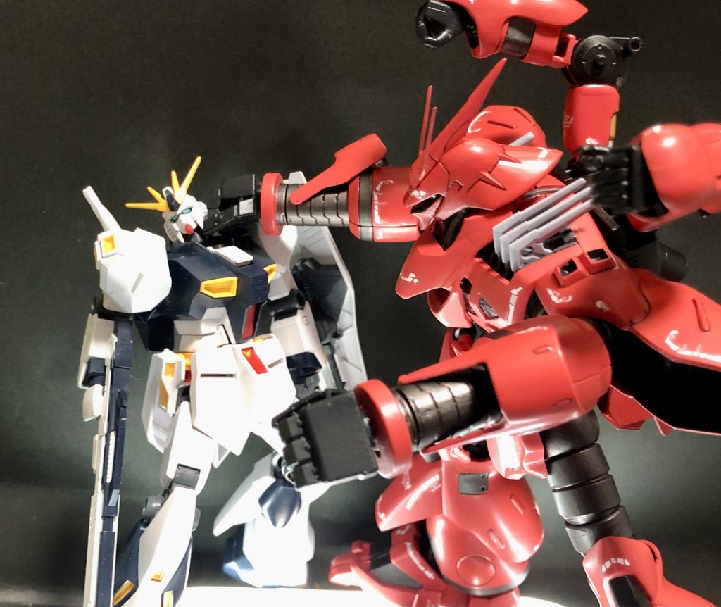 殴り合いに勝ちたい!パンチMSならゾゴックだ!(ガルスJいるでしょ…)という事でアームパンチとサブアームでνガンダムをボコボコにしたいシャアの思惑もあるのかもしれません今回は100均の(500円ですが)バックライト付きミラーで撮ってみました。サザビーの赤が良い感じに発色して良かったです
