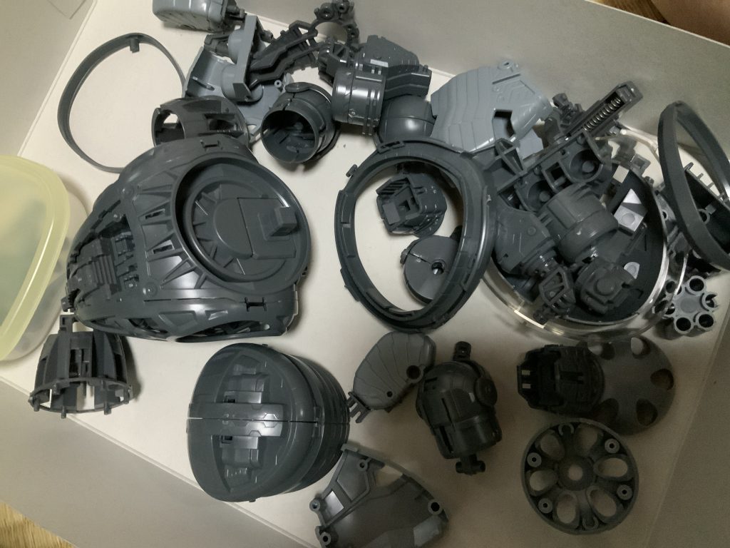 仮組&素組をいったんばらして、塗装の順番等を確認します。