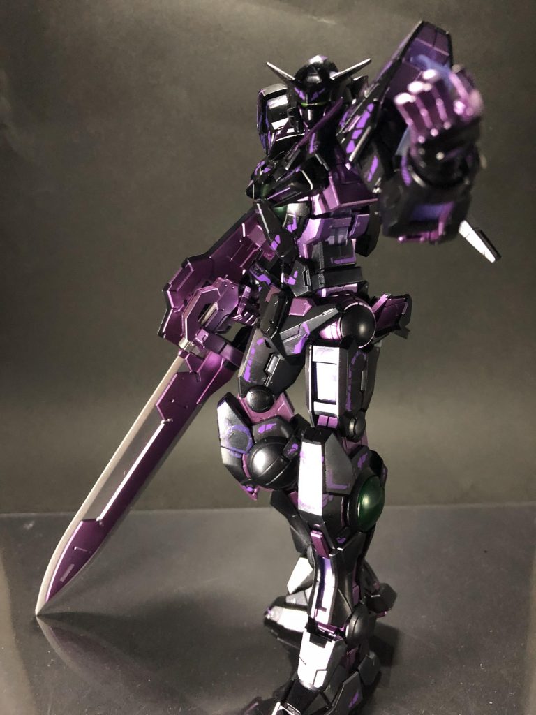 色味的に悪役っぽいポージングもかっこよく決まります…