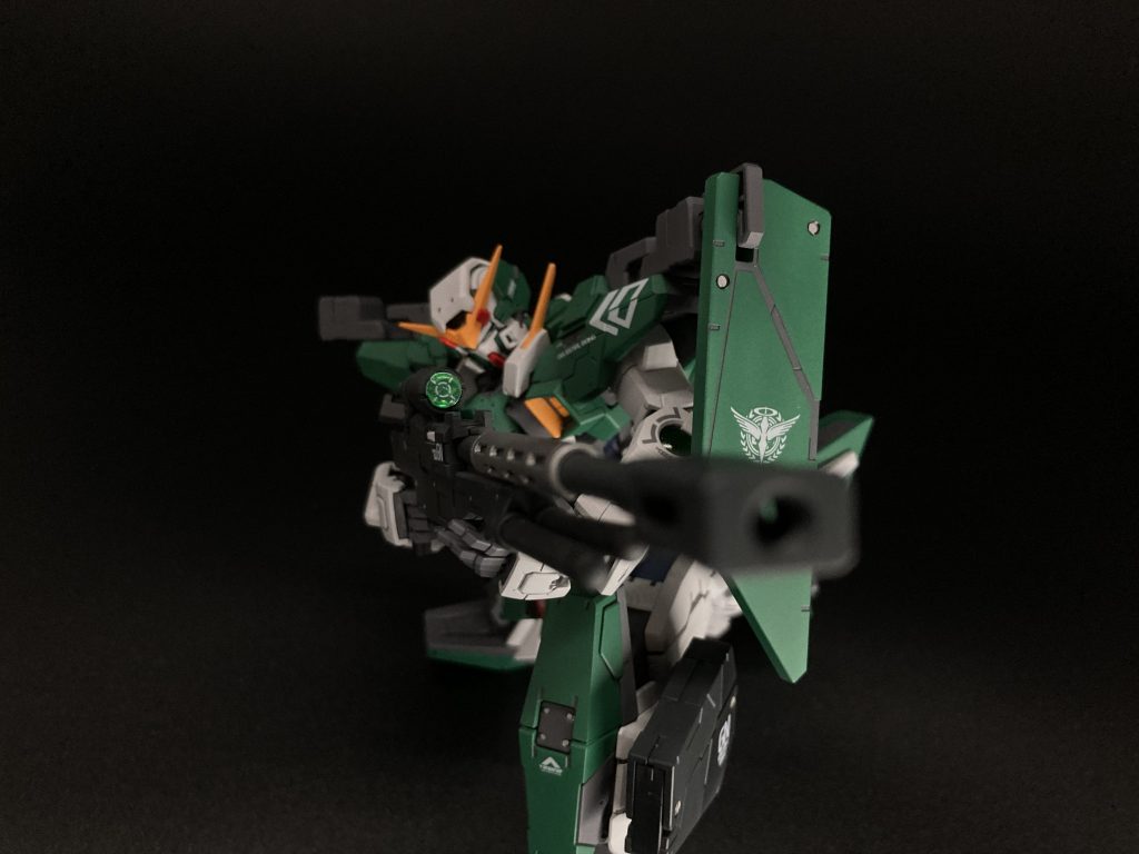 GNスナイパーライフルを構えたポージングです。小さな肩に付いているシールドにはソレスタルビーイングのマークのデカールを貼っています。GNスナイパーライフルは、スコープ部分を付属のシールの上にオーロラテープを貼り、UVジェルでコーディングし立体感を出しています。