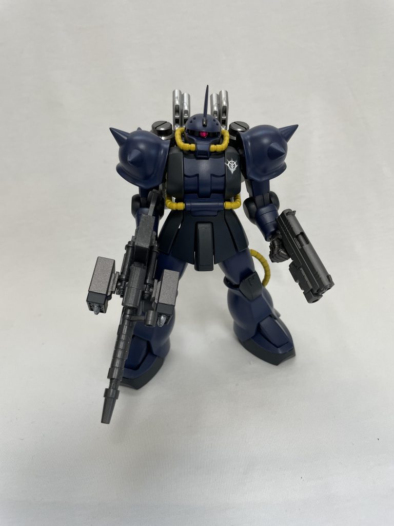 両肩はスパイクに変更。