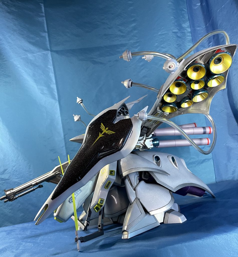 水槽のエアポンプホースをホームセンターで買い中に硬度のある針金でファンネル使用してる所を表現全体の凸モールドを削ってのっぺりさせました