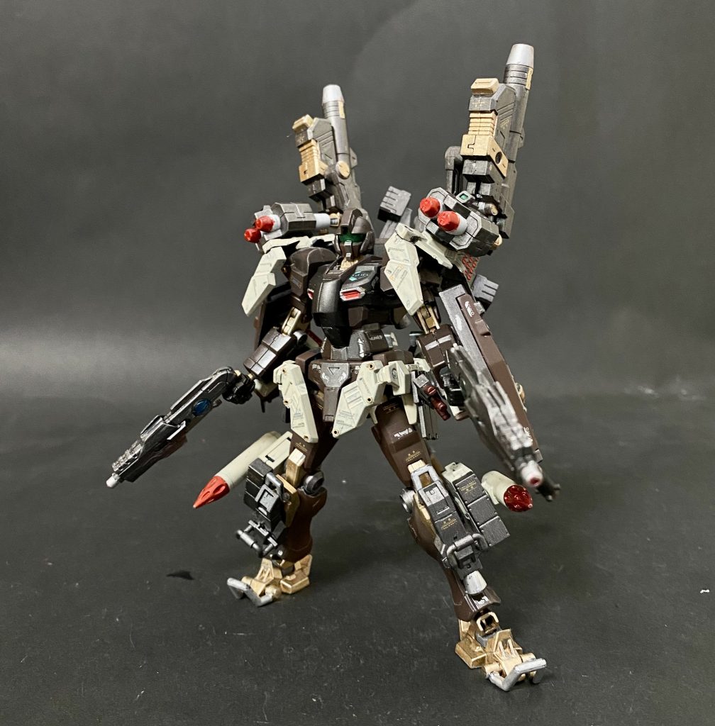 殲滅も視野に入れた完全武装の重武装タイプ。大型ブースター、肩ミサイルランチャー、肩キャノンを追加装備します。機動面、防御面、攻撃面全てをカバーします。