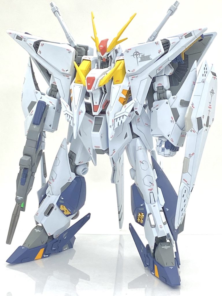 HGUC Ξ(クスィー)ガンダムを成形色仕上げ＋αで作ってみました。「よく一人で・・・クスィーG」と劇中でハサウェイ初めて乗った時に言うクスィーGこそΞ(クスィー)ガンダムは発売から一年以上経ちますが未だに売切れ続出の大人気キットで自分も買う際には大変苦労して定価で手に入れました。閃光のハサウェイの映画を見れば欲しくなるのは当たり前になる程のカッコ良さで劇中でもレーンのペーネロペーを終始圧倒していました。ですが、Ξガンダムは原典の小説が発表された時は知る人の知る存在で初めて小説の挿絵を見た時は「随分と悪役顔なんだな？」と「ゼオ○イマーに似ている」と思ったぐらいでした(Ξガンダムのデザインをした森木靖泰様はゼオ○イマーもデザインしています)。今回はひろぱぱ様主催のツイッター上のイベント#22夏の積みプラ制作祭に参加する為にこの大型機体をνガンダムの直系の後継機という事をイメージしながら細か所までデカールを貼ってミノフスキー・クラフトを搭載した第5世代モビルスーツを意識して作る事にしました。