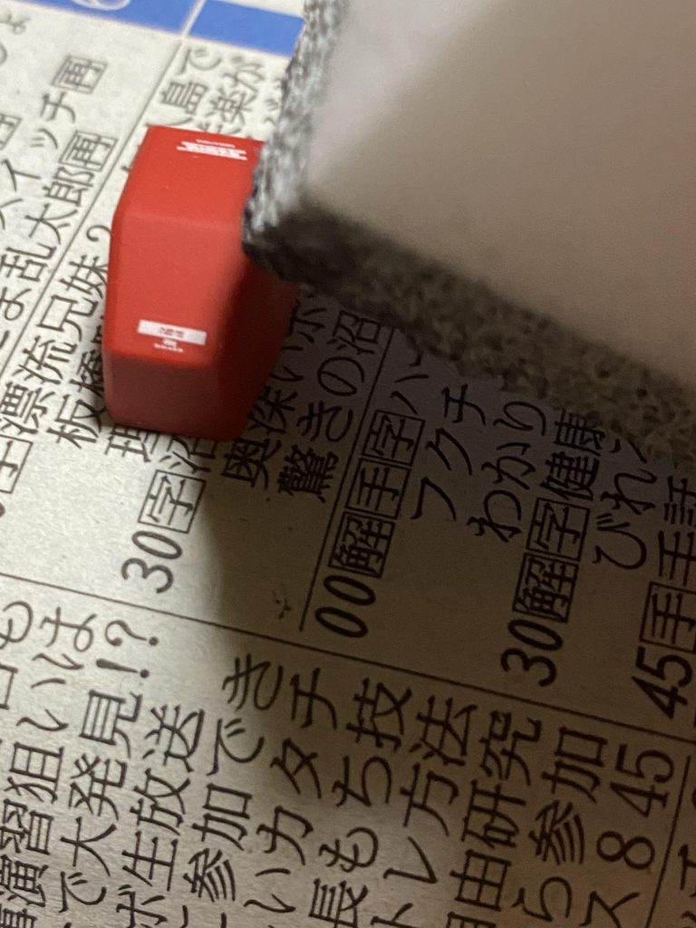 エッジを狙いながらポンポンしていきます。 自分は付くか付かない程度ぐらいが一番良いと思います・・・あんまりやると派手過ぎてしまいますから。 やり過ぎたらマジックリンを綿棒に付けて擦るとかなり綺麗に落ちますよ・・・これは林哲平先生の水性塗料を使った墨入れの応用です。