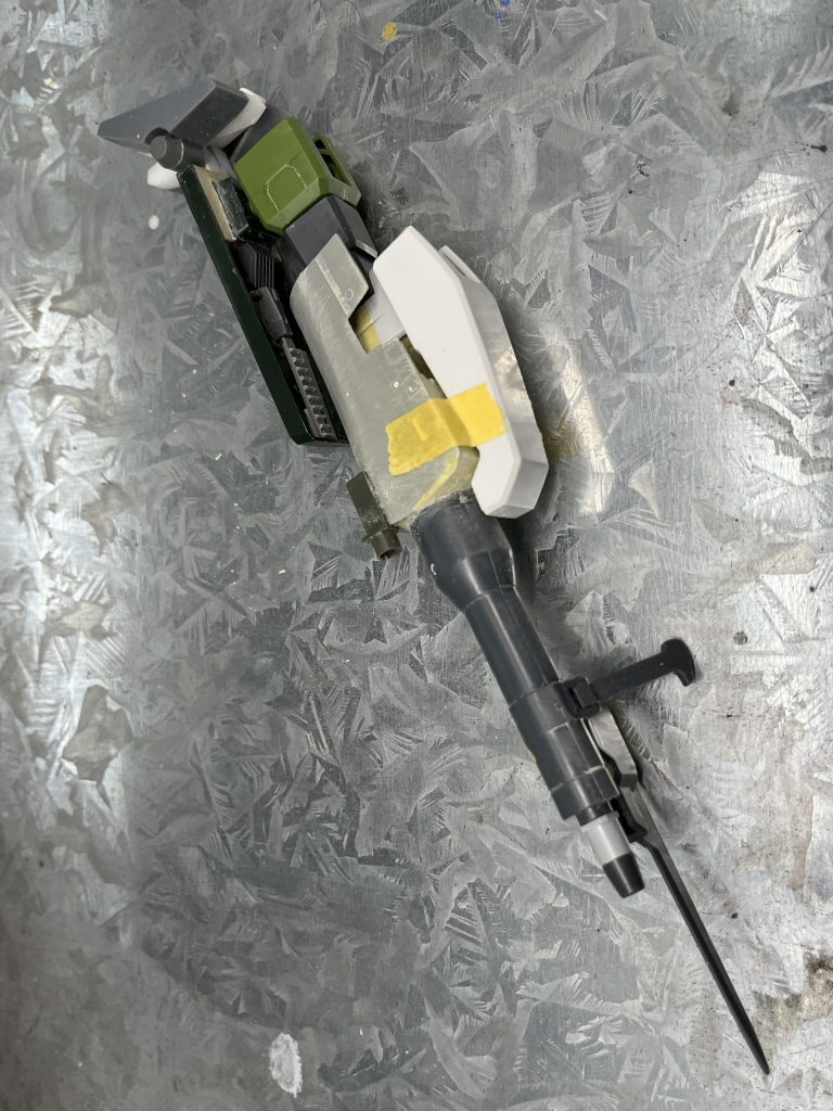 名前の由来になった武器の製作途中。