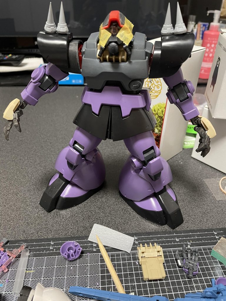 M Gドムは余剰パーツがたくさんあり、そこからディテールを足していきました。そのあとビルダーズパーツを足し、塗装してまとめるプランでいきました。