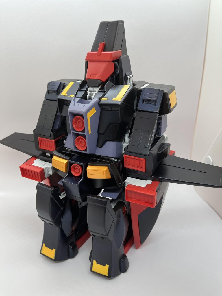 斜めから変形大変すぎて、MA形態しか写真撮ってないです。color memo白→下地プライマー→メカサフ→白プラスニュートラルグレー赤→下地ピンク→ハーマンレッド黄色→下地ピンク→スターライトゴールド→クリアイエローブルー→メカサフ→調色ブラック→下地ガンメタル→プレミアムブルーブラック