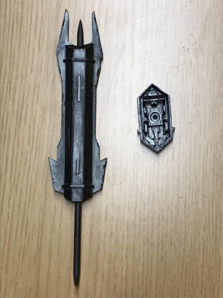 ガントレットの裏側＆収納形態のブレードメイス。