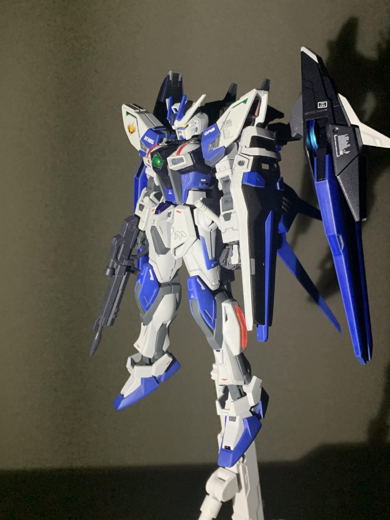 オーブにより開発されていたストライクの強化改修機。機体に搭載されている量子コンピュータをより活かすべく、最新のインターフェイスを採用、グリーンフレームに搭載されたAIをベースにすることで更なる防御、回避性能を獲得する事に成功。更には行動予測を攻撃に転用する余裕も生まれ、攻撃性能の向上にも繋がった。しかし、バッテリー消費が激しいため、機体各部に小型パワーエクステンダーを4基搭載することで問題の解消を図っている。しかし、情勢の問題もあり本機を使用することが出来ず、大西洋連合にその存在を感づかれないよう、アークエンジェルと同じ秘密ドッグに秘匿されていた。その後、その高い基本性能を買われ、本機はストライクフリーダムのスーパードラグーンのテストベッドとして使用されることになる。といった事を妄想しながら作っていました。