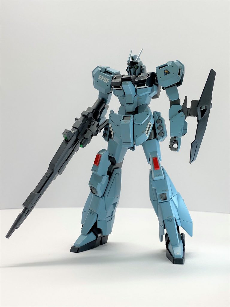 試作機であるリガズィ開発の中で発生した余剰パーツと当時のジェガン系のパーツを寄せ集めて作られた機体という設定。カラーリングは連邦軍の標準カラーをイメージ。