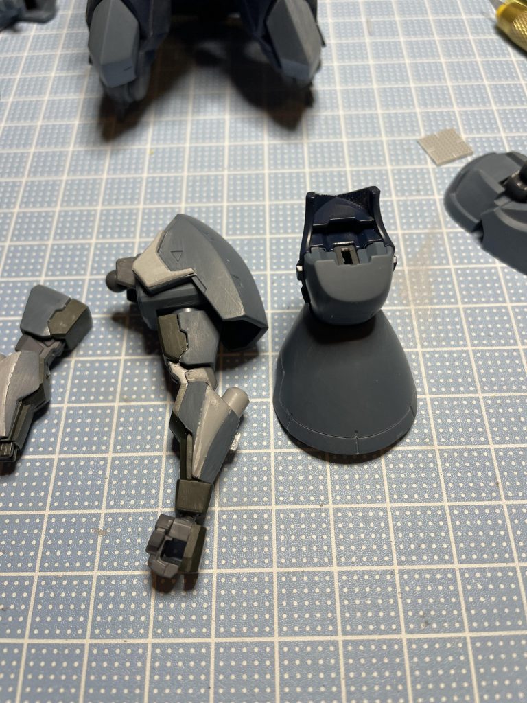 素組みをした時に腕が細い、肩装甲の凸部分が薄い印象を持ったのでプラ板で厚みを出してみました。