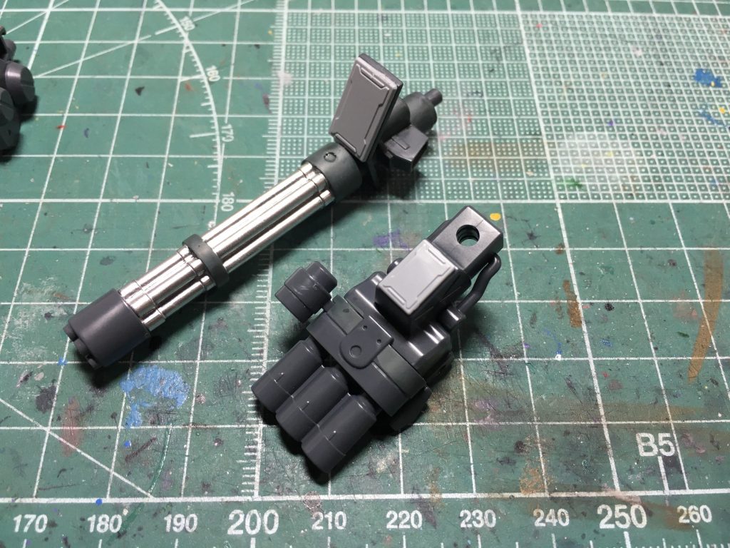 塗装の後でなんだか寂しかったので3連装ガトリング砲とガトリング・シールドの一部はビルダーズパーツHDの「MSパネル01」を貼ってディテールアップ。バチピタに形が合うことに感動しました。 塗装はいつも通りガンダムマーカーです。ただ真っ赤なのも味気ないので塗り分けを追加しています。赤=ガンダムマーカー ガンダムレッドグレー1=同ジオングレーグレー2=同グレー銀=同シャインシルバー黒=同ブラックガンメタル=同ヘビーガンメタリック 塗装後にMr.水性トップコートの光沢を吹いて塗膜の保護をして、スミ入れとデカールワーク、Mr.プレミアムトップコートのつや消しで仕上げました。どうしてもガンダムマーカーのレッドはクリアを吹くと変色してオレンジ寄りの色になることもあるので、なかなか難しいです。 あと、直接マーカーの塗装面の上からマークセッターとマークソフター使ってデカール貼ると塗装が溶けるので、いったん水性の光沢クリアを吹きましたが、こっちもマークセッターなどを使うと溶ける?ようなので扱いが難しい…