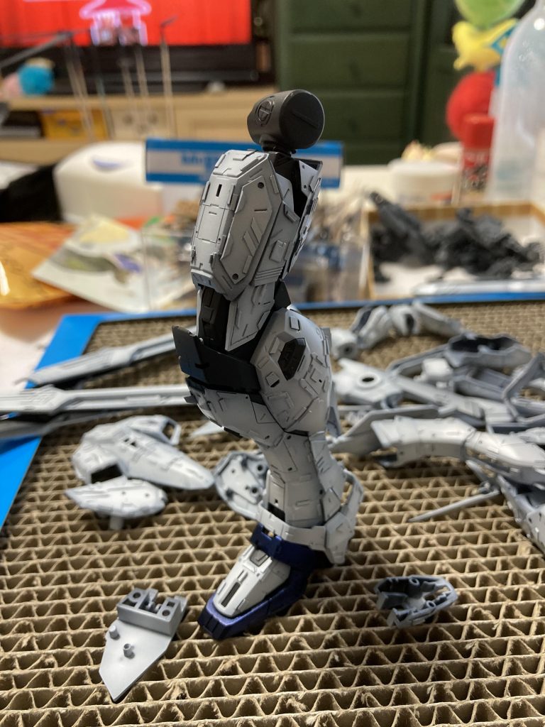 白塗装後の脚プラ板は一部エナメルでの塗り分けを行いました