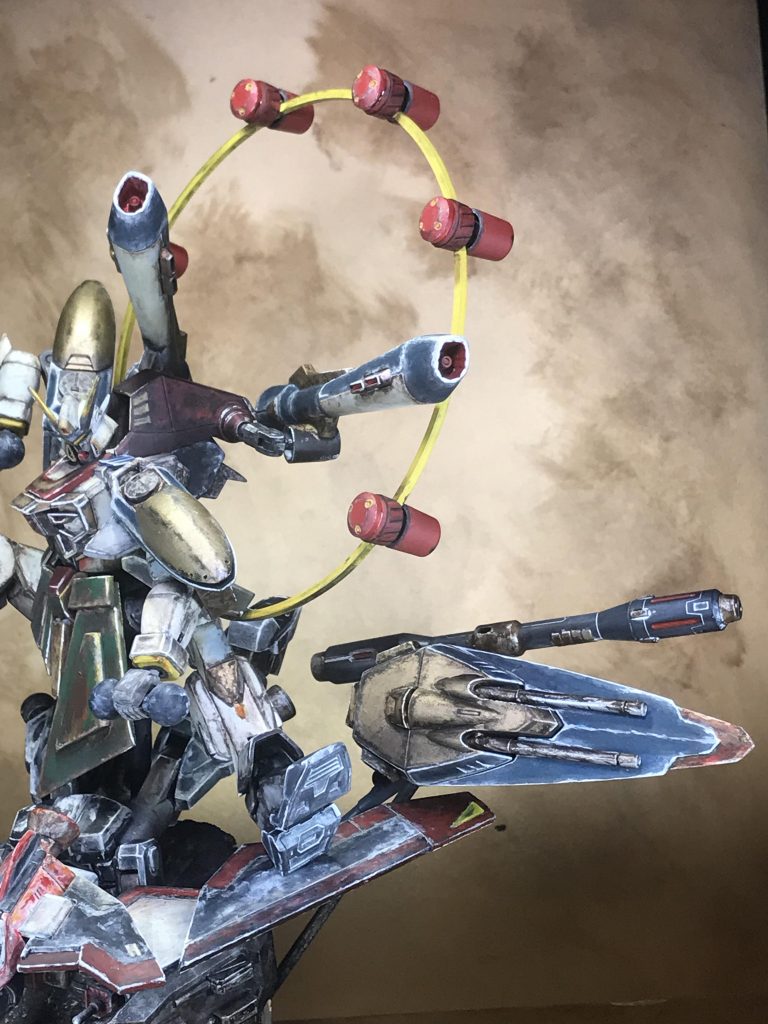 左側シールドとバズーカをどうするかと考えた結果、黄色い輪はネオジオングのサイコシャードという事にしておけばサイコフィールドが発生して、ケルディムの様なシールドビットとバズーカビットを使用できるようになるという便利な設定になりました。ついでにインコムもファンネルの様に飛んでいくんでしょう。エネルギーが切れた場合はそのままぶつけて物理攻撃になりますね。