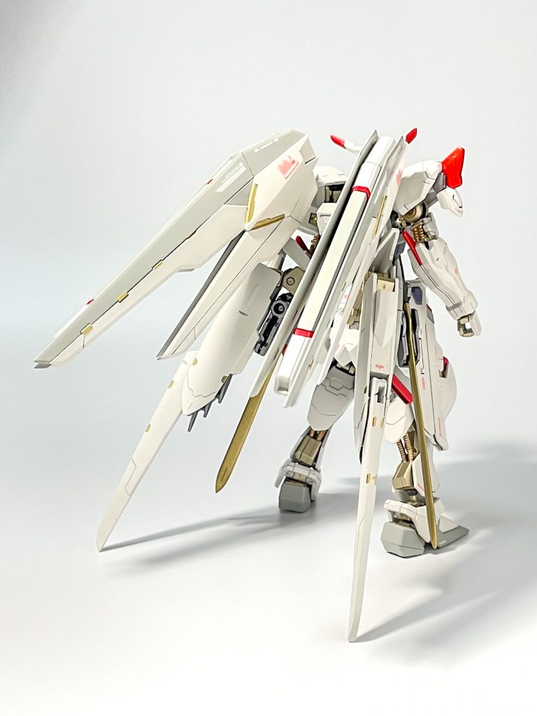 バックショットバエルのウイングがそのままおしりに付いているので干渉しまくっています。