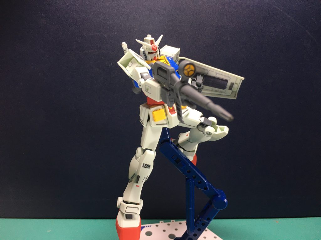 もう4体目なので大体工作などは定番化してきます。お腹や腰のボールジョイントの強度がややきつめなのでヤスる、ライフルとスネの合わせ目消し、トップコート後に肘と膝にホイルシールの縁の銀の部分を切り出して貼る、など施しました。