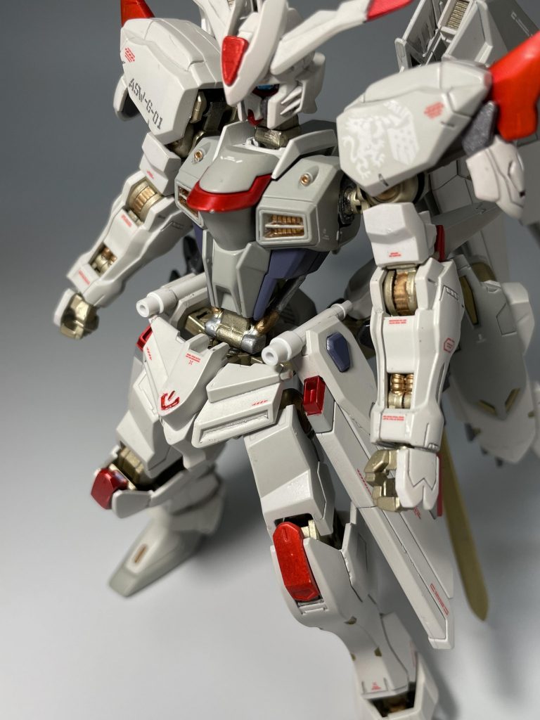 【こだわりポイント】ガンダムフレームのシリンダーのある部分を、フリーダムの胴体にさりげなく合体させるところが我ながらうまくいきました。これでシリーズを跨いだミキシングの幅が広がりそうです。個人的に、今回ははじめてちゃんと筋彫りをしました。プラモ復帰から1年、ようやく出来ることが増えつつあります。そして缶スプレー塗装の限界を感じつつあります。ついにエアブラシデビューか…?以上、バエルフリーダムでした。最後までご覧いただきありがとうございました!