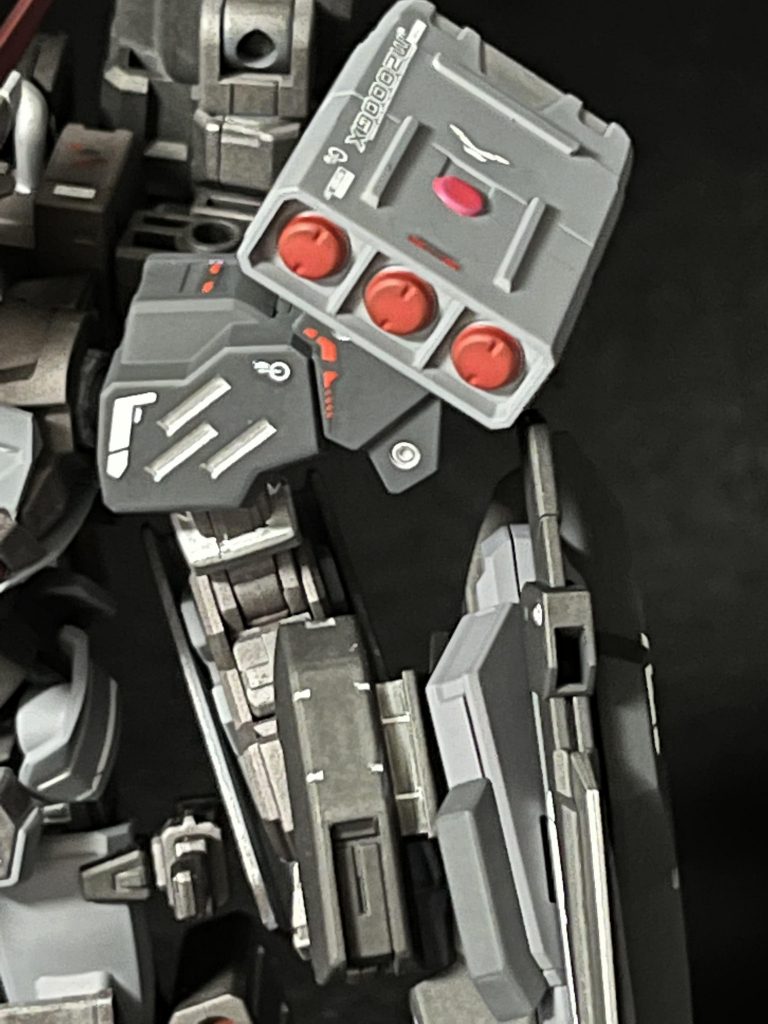 ・肩ミサイルポッドを追加。