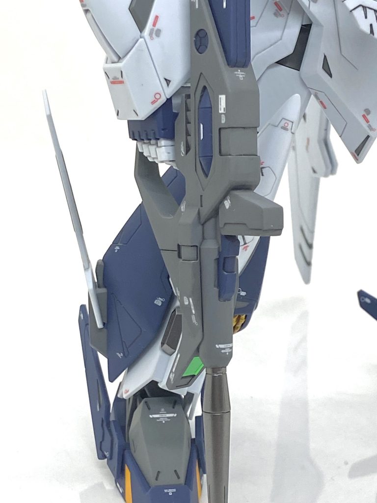 劇中でビームを発射させながら手放しライフル本体を海面スレスレに飛ばすという方法で囮として使ったビームライフルはユニコーンガンダム用のビームマグナムにも似ていますが更に強そうに見せる為にマズルをメタリックにしたりして質感上げました。デカールもライフルだけで20枚近く貼っています。