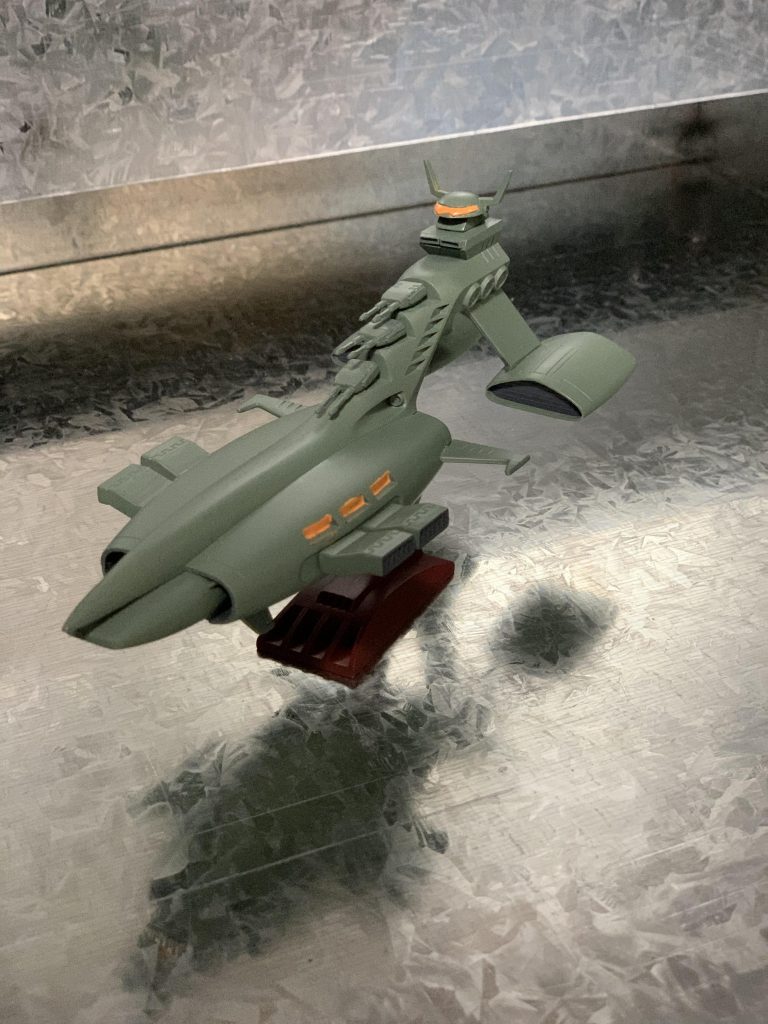 オレンジ色部分を塗装して仮組み。オレンジ色はガンダムカラーの黄色とサザビーレッドを少な目で調色。写真を拡大しなくても分かるオレンジ色のはみ出具合。要修正。本来はコクピットの下の段もオレンジ色に染める所ですが、結構ガタついていたので、改造パーツの小さい長方形バーニアをふたつ設置しました。シャッターが付いているような感じに見えるかな？ネロブースミニは簡易的な塗装ブースとしても使えて良いです。