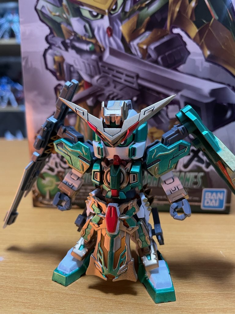 デュナメスは好きな機体なのですが、このSDではお爺ちゃんキャラになっていたので、若さを取り戻すべく髭を剃りました後ろのパッケージと比べて若々しくなってると思います