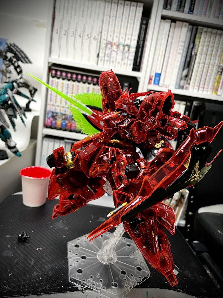 光らせてなくても充分にかっこいいです。蛍光塗料を塗っていても通常状態ではとくに違和感なく仕上がっています。クリアパーツは全パーツコンパウンドで磨いてみたのですが、初めてやったのでちゃんとできたのか正直よくわかってないです。ただたしかに透明度は少し上がっており、何もしてない状態だとすこしモヤっとしていましたが、磨いた後だと内部フレームの透けが綺麗に見えるようになってると思います。