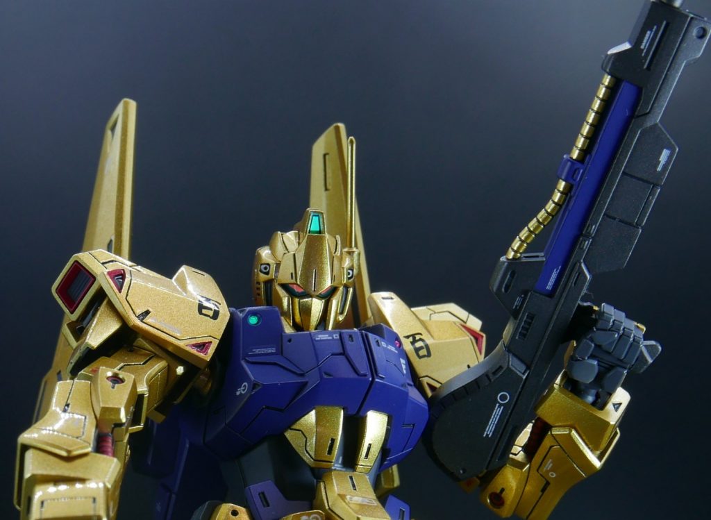 ポーズ色々。デュアルアイはガイアノーツの蛍光レッドで塗装しているので、UVライトを当てると発光します。