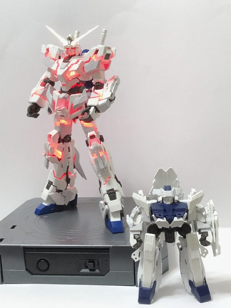 “使用するパーツ”のみで組み立てられたユニコーンガンダムと、“使用しないパーツ”のみで作られた小型ロボ。