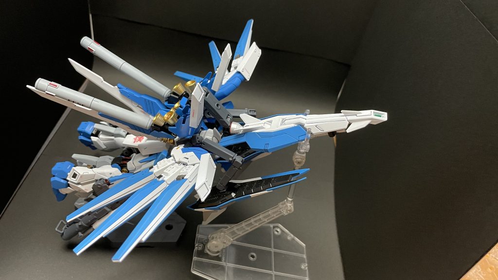 なんちゃって変形ですが、高速巡航型モードこの形態で目的ポイントに移動し、遠距離狙撃を行うという脳内妄想敵機が近づいてきても高機動を活かし敵との距離を保ち常に遠距離から狙い撃つ戦法