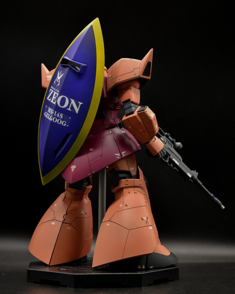 グラデーション塗装は何度も重ね塗りをするので、シャアピンクは2本使いました。ディテールが埋もれないようにスジボリを掘り直しています。