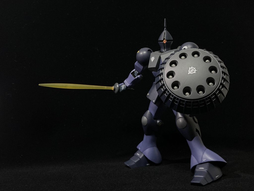 前述の高機動型ギャンについてですが、黒い三連星カラーは旧ザクや高機動型ザクに準拠したカラーリングなんです。アニメ本編には登場しませんが、MSV等で黒い三連星がルウム戦役で乗っていたとされているので史実に沿った設定の機体です。ですが、ギャンはツィマッド社製のモビルスーツ。そしてツィマッドと言えば名機ドム。黒い三連星もドム。と言うことで、高機動型ギャンではなくドムに合わせたカラーリングで塗装した次第です。なので黒い三連星色というよりドム色ですね笑