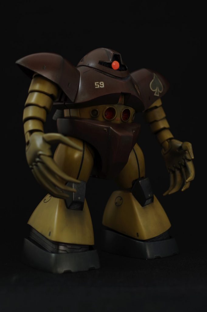 モノアイ部分は加工をして、Hアイズとボールジョイントで上下左右に動かせるようにしました。