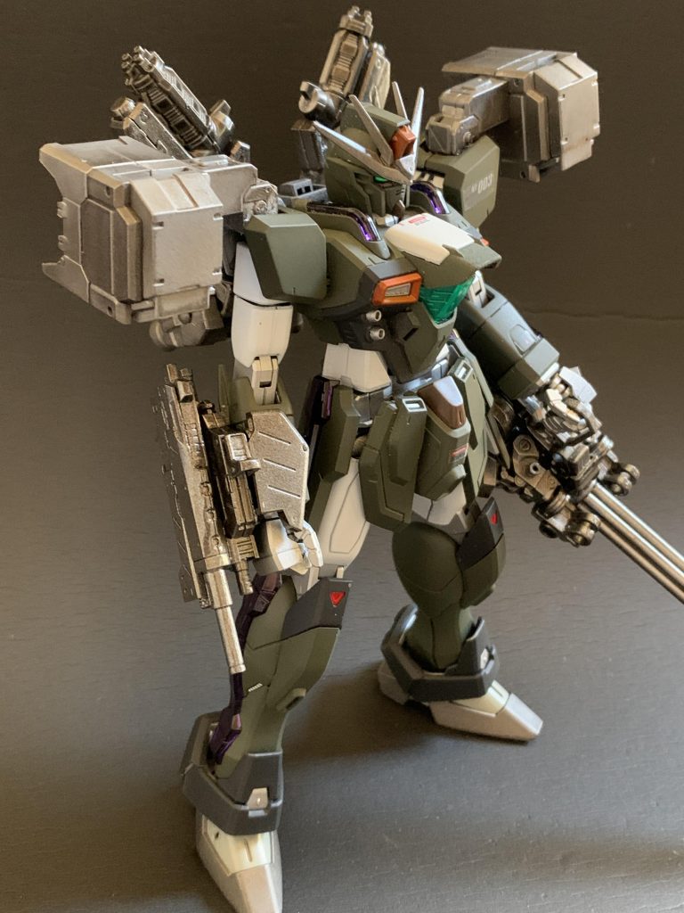 右腕のビームキャノン、これもMSGのライフルを組み替えてそれっぽい感じで。