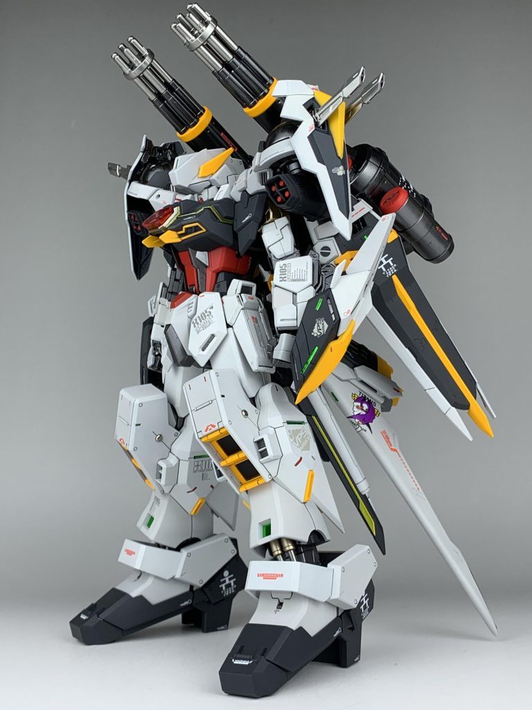 斜め前(左向き)から！装備はかなり搭載していますが、全身のバランスが整っているのでちゃんと自立します😌