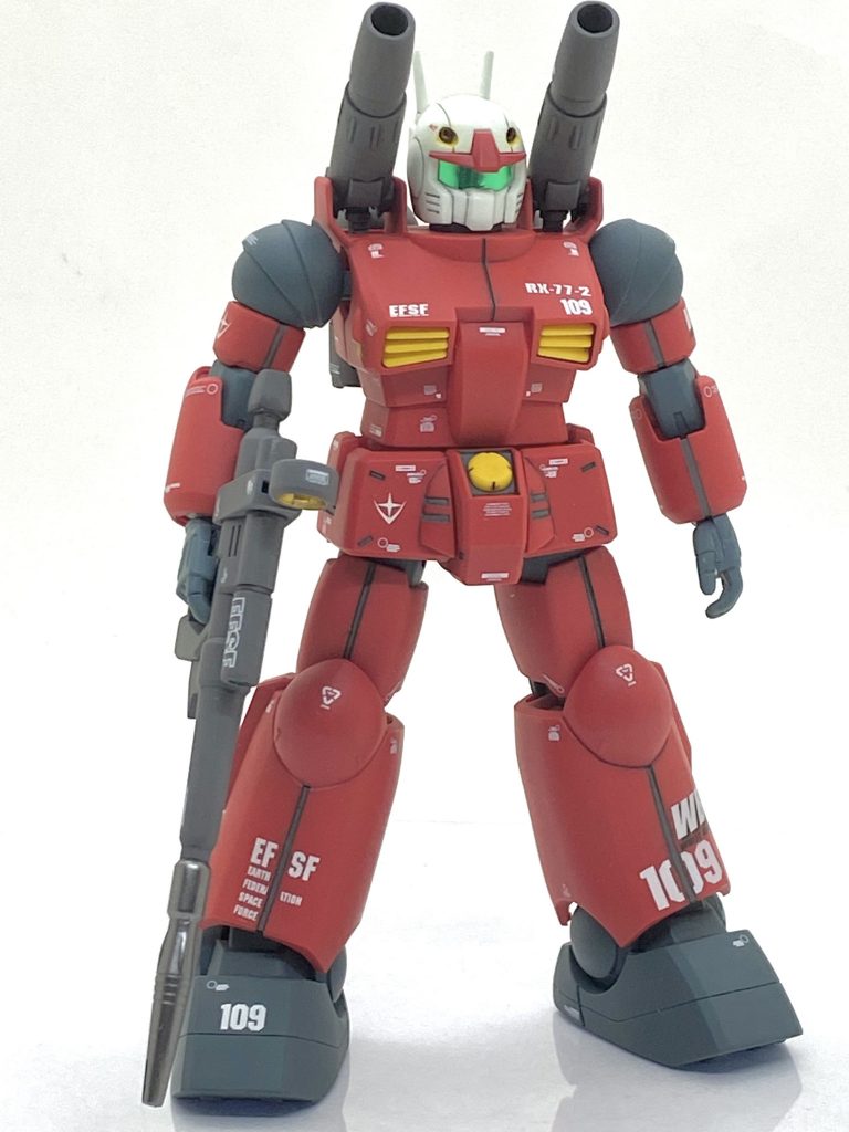HGUCの旧ガンキャノンは手足はテレビアニメよりのグリーングレーが成型色なので今回はそれを尊重し、エクストラダークグレーにしたので写真だとわかりにくいですが実物はかなりアニメ版に近い色になっています。ですがキャノンやビームライフルはエクストラダークグレーだと合わなそうなのでRLM75グレーバイオレットで塗り、凹モールドも全てこの色で筆塗りして装甲からチラッとメカ部が見える感じにしました。頭のカメラアイはシールですが・・・クリアーパーツに負けず劣らずの質感でキラッと光りますから塗装よりお勧め出来ます。