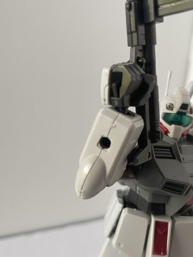 ライフルの持ち手の幅が広く、緩くなっているので手の角度によっては取れる。ここも接着かパテで処理すると良いとおもう。