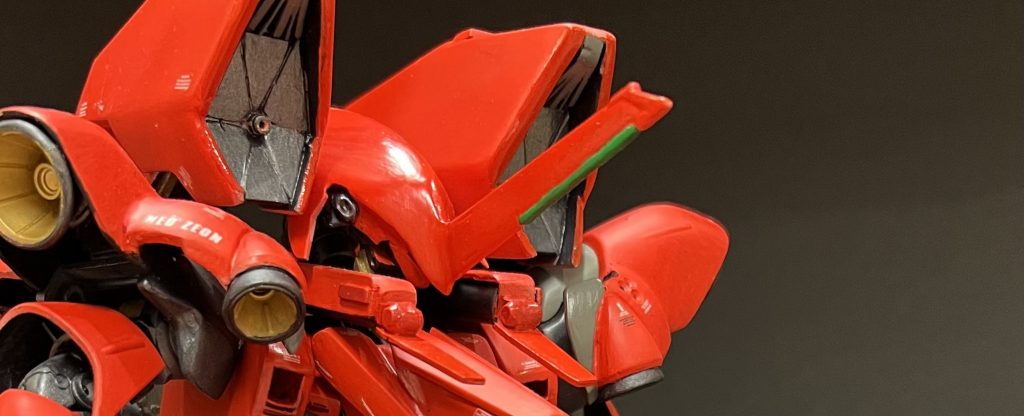 頭胸部額から伸びるブレードセンサを採用、両肩のメガ粒子砲は発射時には前方に張り出しセンサに接触しないようになっている。