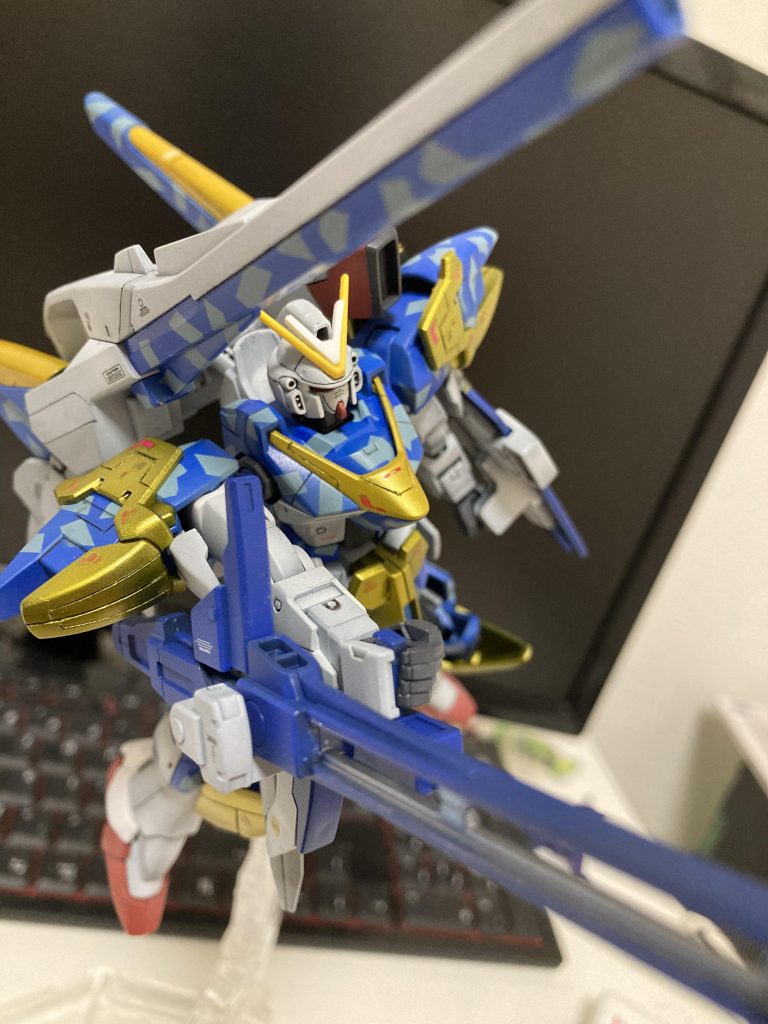 使用塗料一覧Mr.color 69 グランプリホワイト、80コバルトブルー、114RLM23レッド、74エアスペリアリティブルー、109キャラクターイエロー、15MSファトムグレー、103GXディープクリアブルーガイアカラー 121スターブライトシルバー、124スターブライトブラス下地は黒サフです。そこから各色をぬりました。調色はなしです。胸のVとミノフスキードライブは黒サフ→キャラクターイエロー、スターブライトブラスの順番に塗りました。結構いい色出てます。