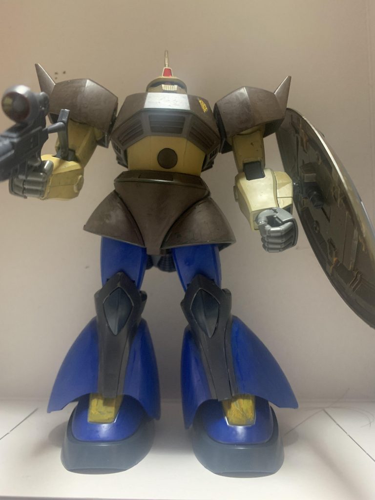 ビームライフルとシールド装備状態の正面になります。