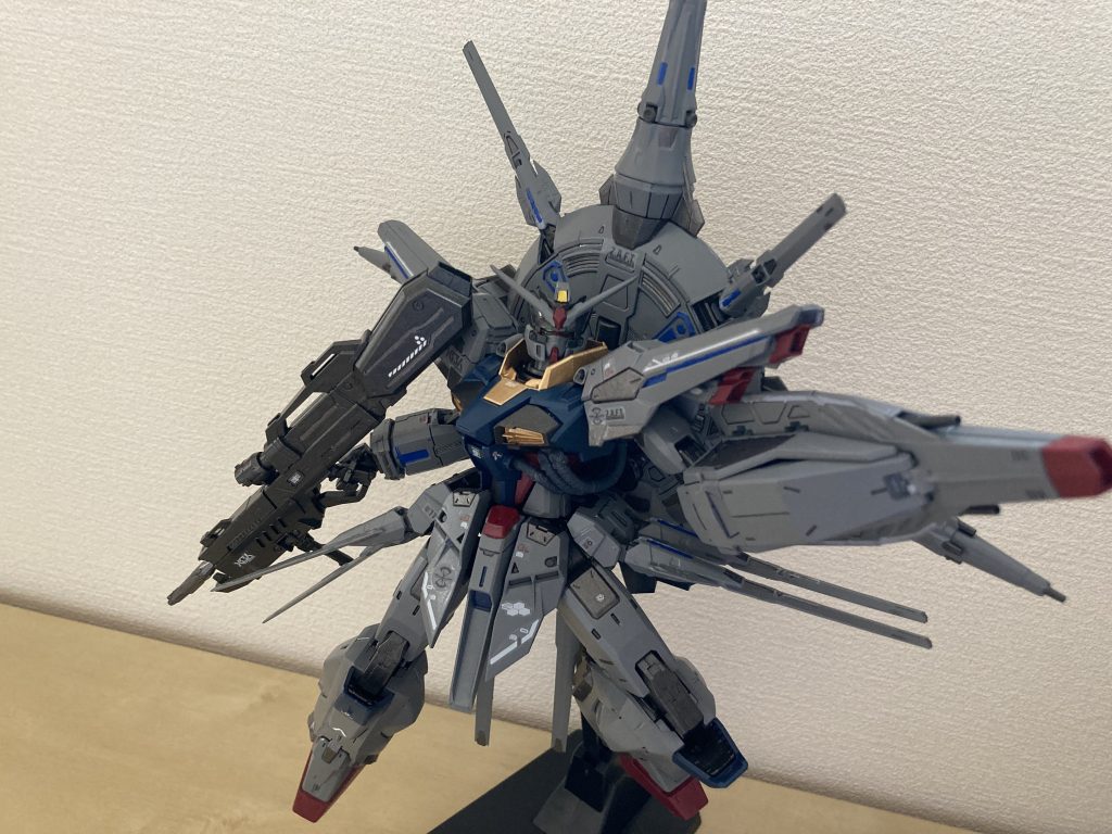 本体フレームは元の色よりも暗い、グレーで塗装しました。また、一部焼鉄色を使用して塗り分けをしております。元が黄色の部品はゴールドで何度も重ね塗りをしてゴージャス感を出しました。