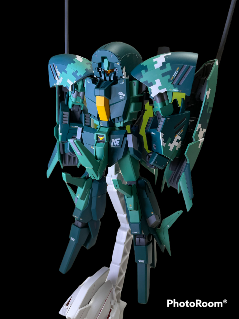 連邦軍も軍縮を始め、予算がない中なるべく金のかからない迷彩を施すなら共通色を使うんじゃないかと考え、戦闘機の迷彩などに使われているデジタル迷彩を、既に機体に使われている濃い緑、薄い緑、そして白色の3色で施しました。