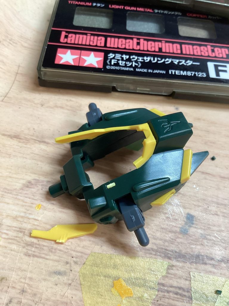 襟の部分、ペラペラだなーと思いながら組んでたらあっさり折れ…。