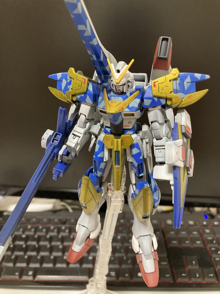 正面からです。個人的に金色のアサルトパーツに青色のポイント塗装がお気に入りです。写真じゃ伝わり難いですが、実物はもっとキラキラしてていいんですよ!?